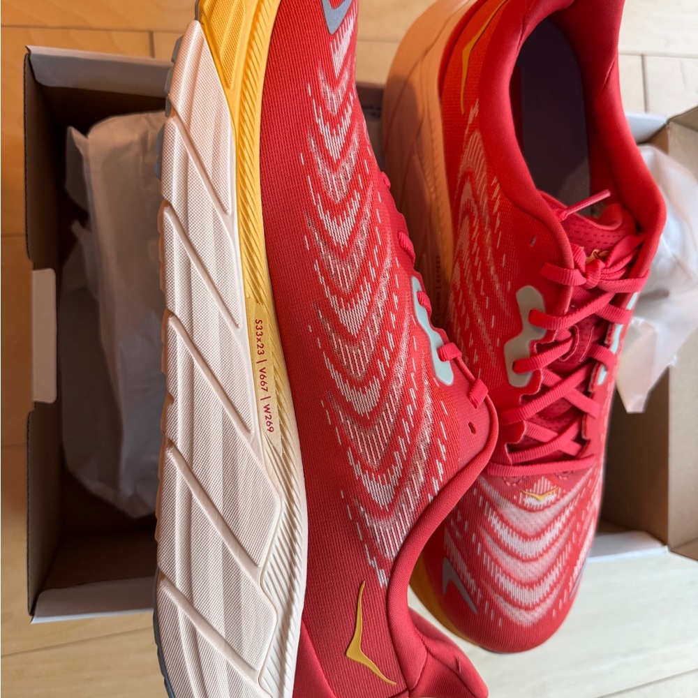 Hoka Men’s Arahi 6 Running Shoes Never Worn